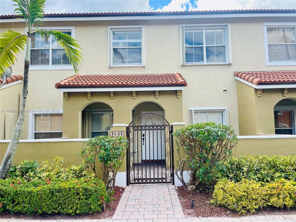 合同活跃: $2,200 (2 贝兹, 2 浴室, 1151 平方英尺)