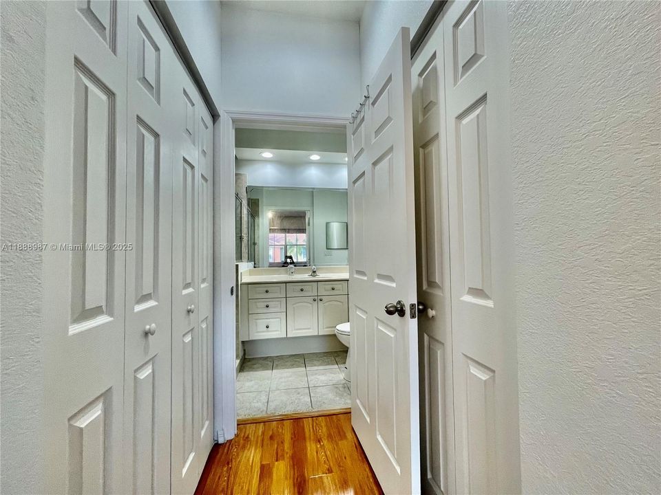 合同活跃: $2,200 (2 贝兹, 2 浴室, 1151 平方英尺)