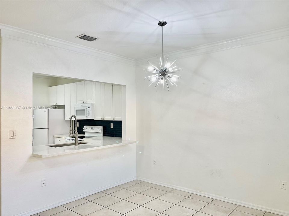 合同活跃: $2,200 (2 贝兹, 2 浴室, 1151 平方英尺)