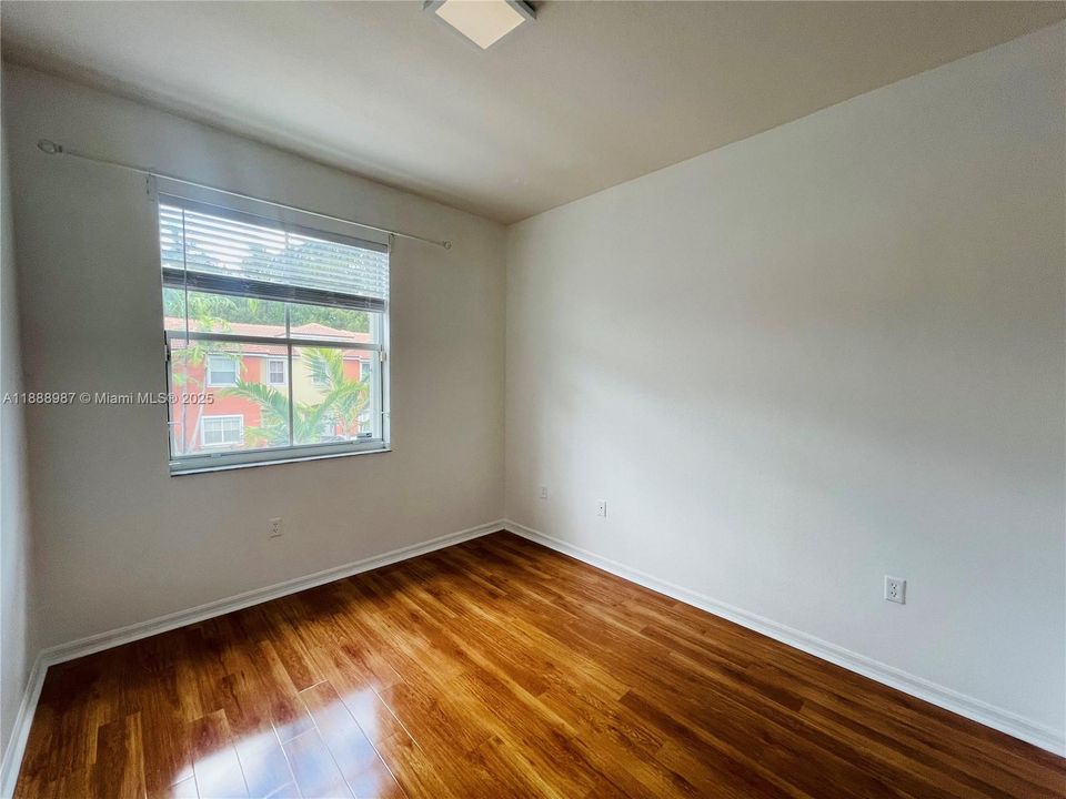 合同活跃: $2,200 (2 贝兹, 2 浴室, 1151 平方英尺)