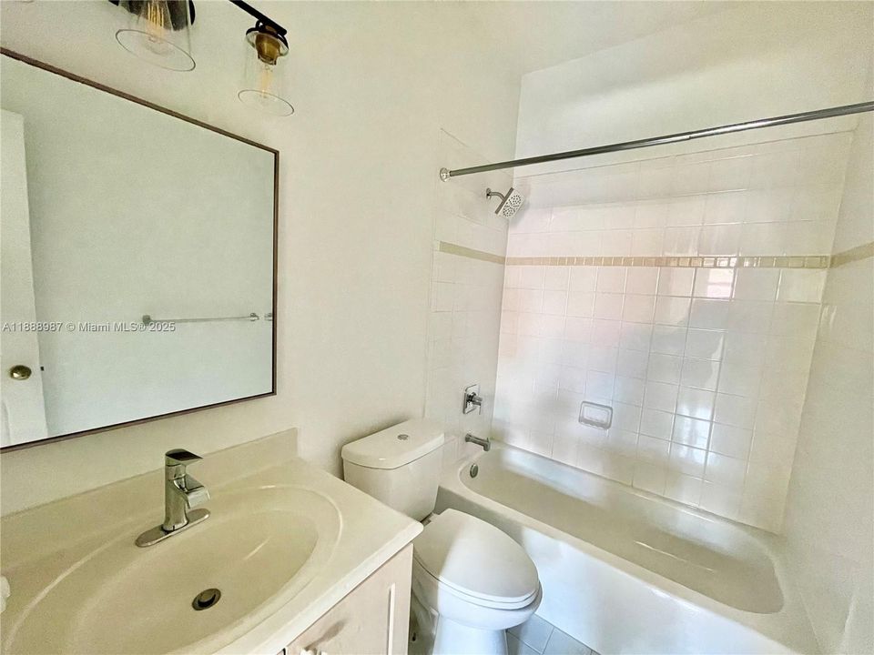 合同活跃: $2,200 (2 贝兹, 2 浴室, 1151 平方英尺)