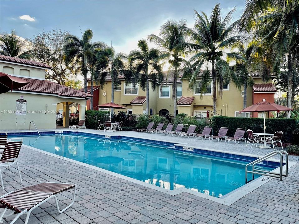 合同活跃: $2,200 (2 贝兹, 2 浴室, 1151 平方英尺)