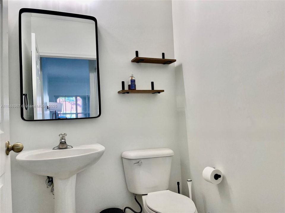 合同活跃: $2,200 (2 贝兹, 2 浴室, 1151 平方英尺)