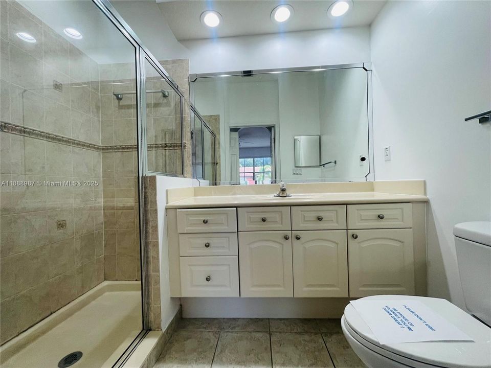 合同活跃: $2,200 (2 贝兹, 2 浴室, 1151 平方英尺)