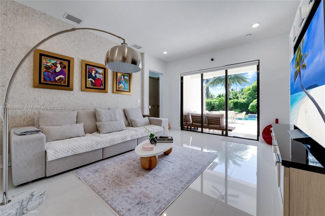 For Rent: $10,750 (4 beds, 3 baths, 2094 Square Feet)