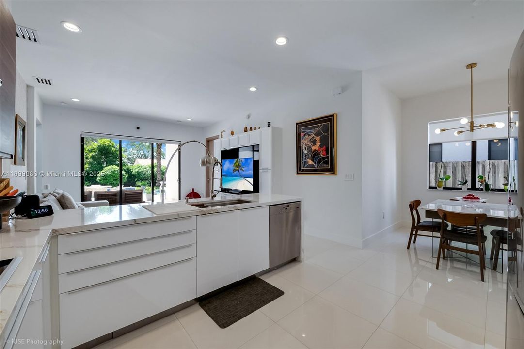 For Rent: $10,750 (4 beds, 3 baths, 2094 Square Feet)