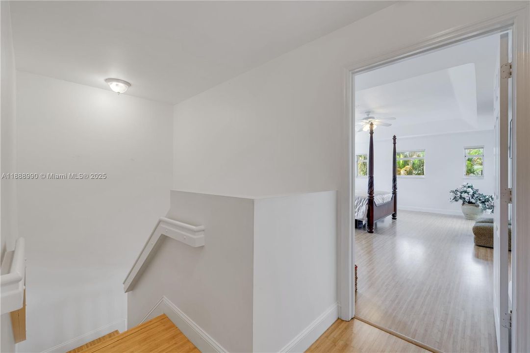 En Venta: $884,500 (3 camas, 3 baños, 2211 Pies cuadrados)