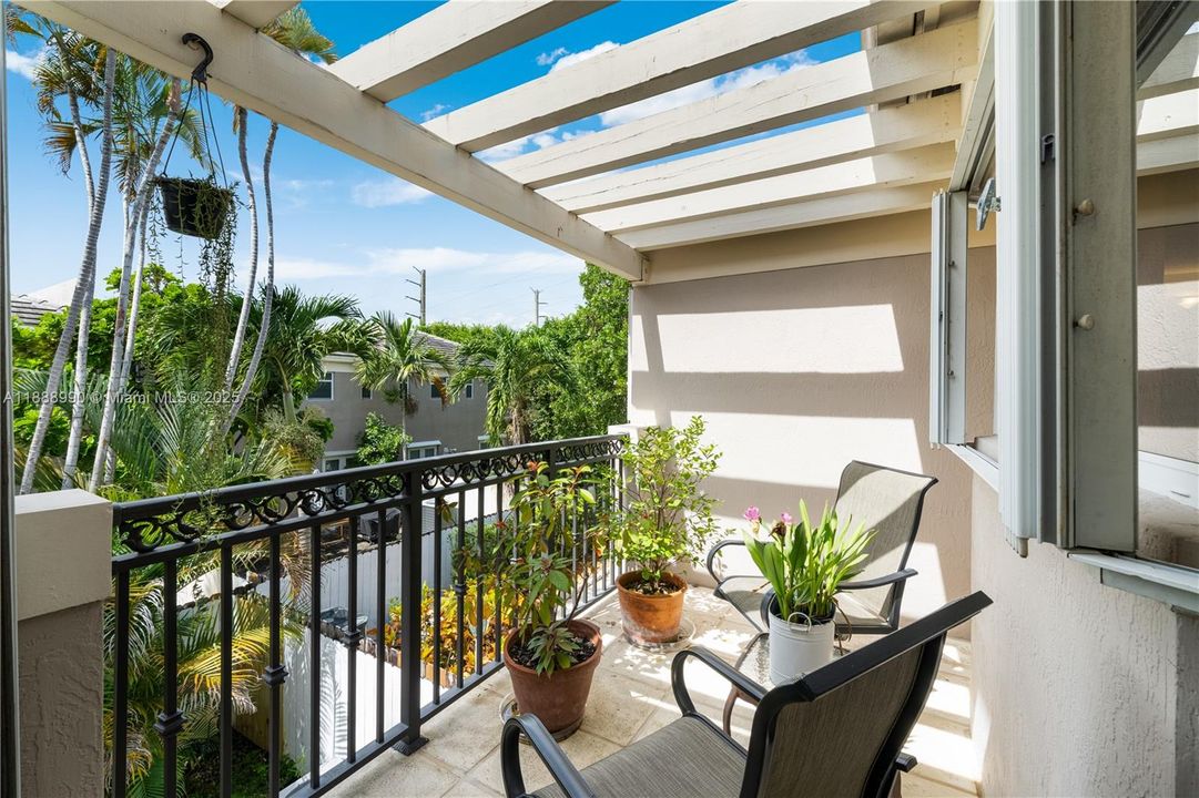 En Venta: $884,500 (3 camas, 3 baños, 2211 Pies cuadrados)