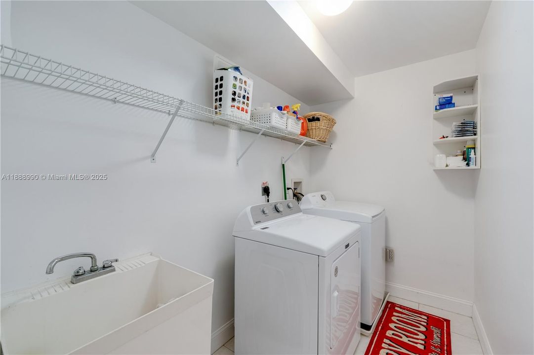 En Venta: $884,500 (3 camas, 3 baños, 2211 Pies cuadrados)