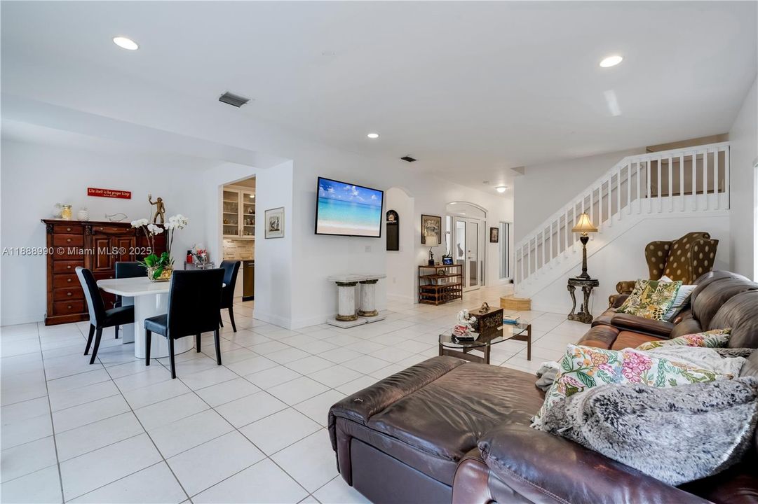 En Venta: $884,500 (3 camas, 3 baños, 2211 Pies cuadrados)