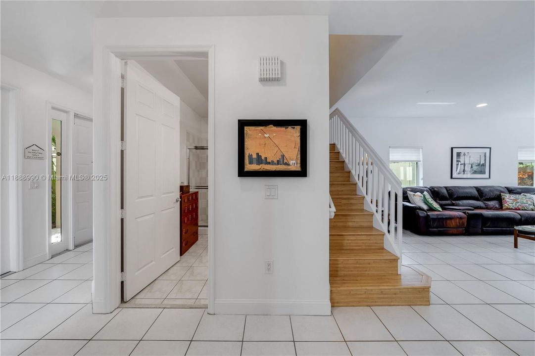 En Venta: $884,500 (3 camas, 3 baños, 2211 Pies cuadrados)