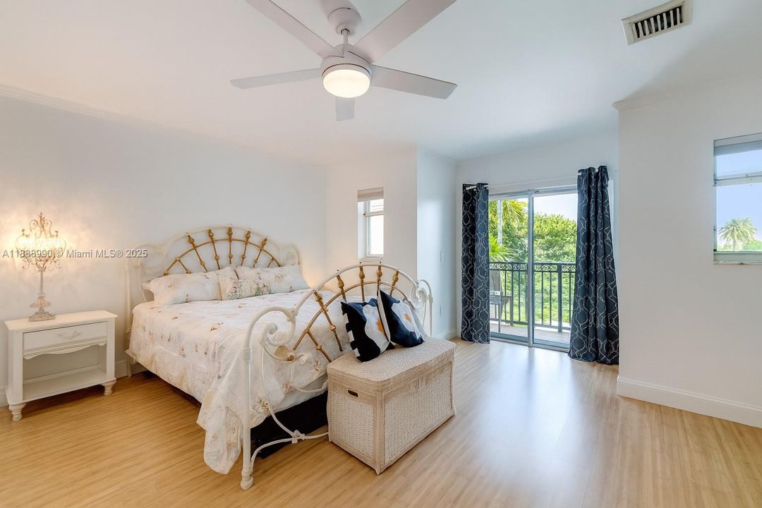 En Venta: $884,500 (3 camas, 3 baños, 2211 Pies cuadrados)