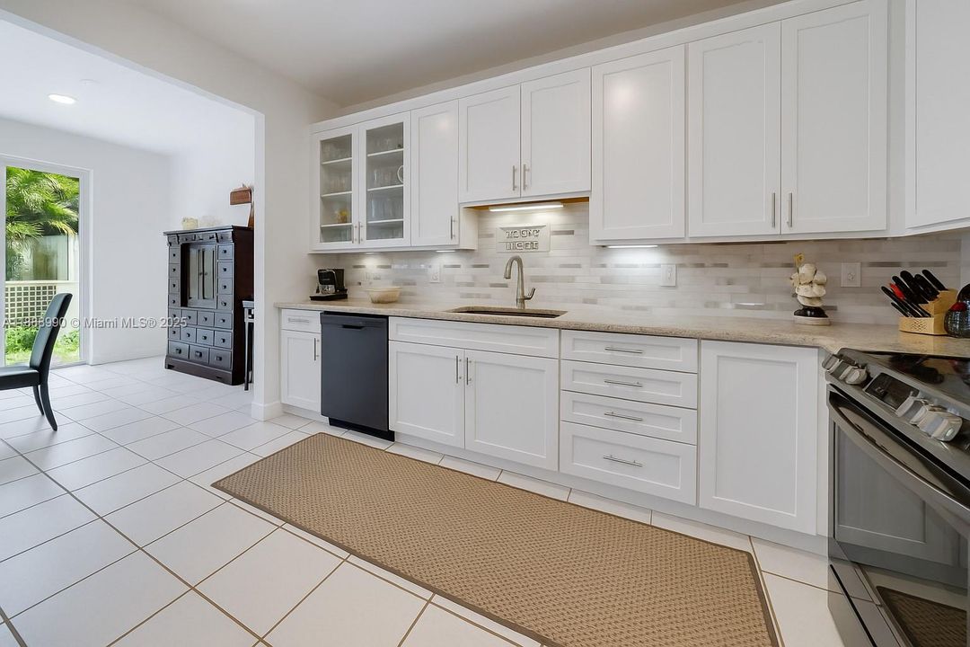 En Venta: $884,500 (3 camas, 3 baños, 2211 Pies cuadrados)