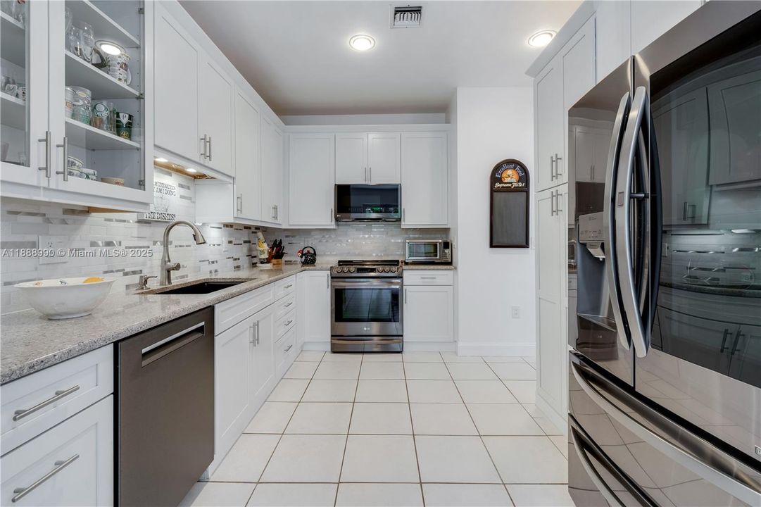 En Venta: $884,500 (3 camas, 3 baños, 2211 Pies cuadrados)