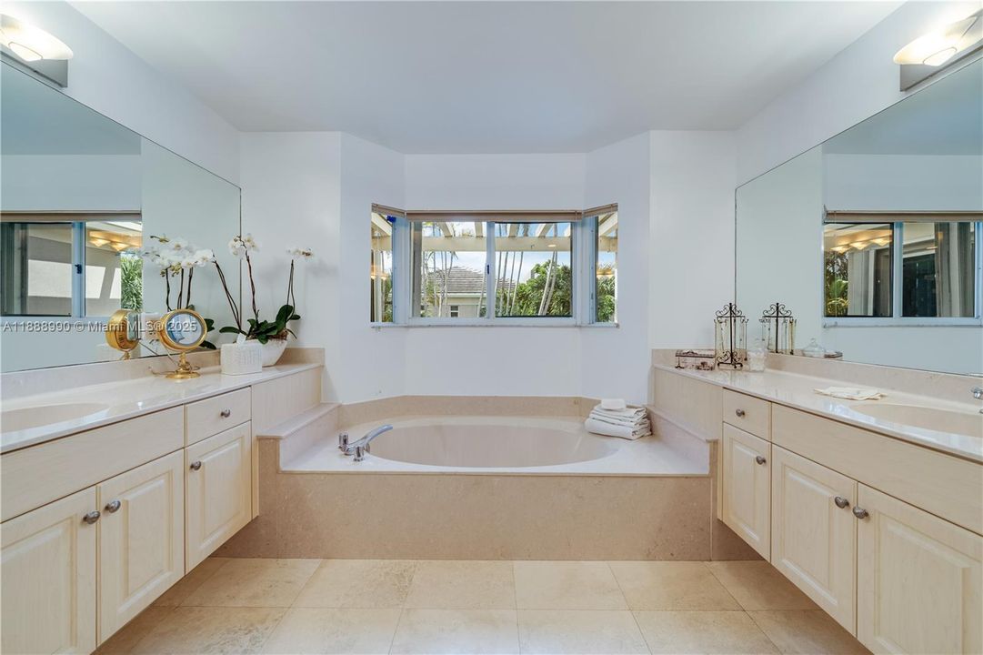 En Venta: $884,500 (3 camas, 3 baños, 2211 Pies cuadrados)