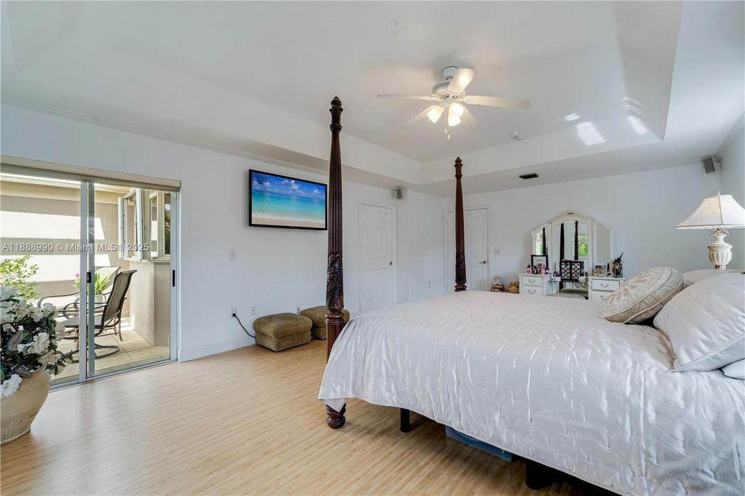 En Venta: $884,500 (3 camas, 3 baños, 2211 Pies cuadrados)