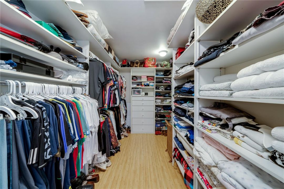 En Venta: $884,500 (3 camas, 3 baños, 2211 Pies cuadrados)