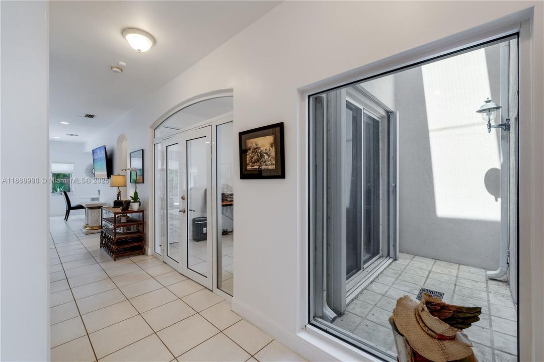 En Venta: $884,500 (3 camas, 3 baños, 2211 Pies cuadrados)