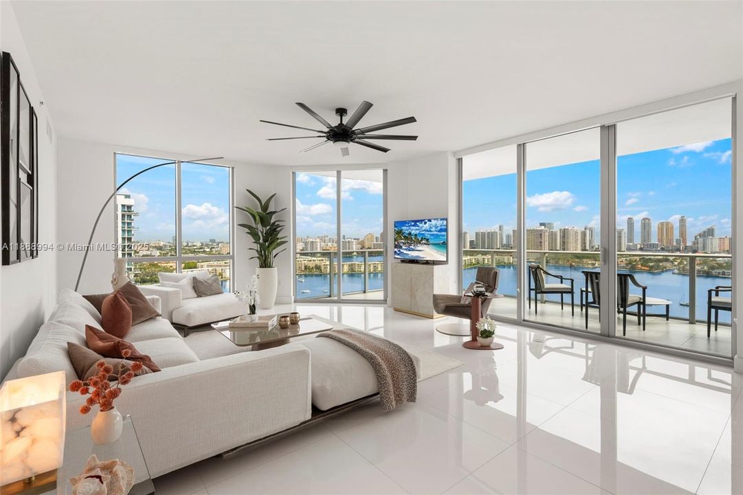 合同活跃: $2,099,000 (3 贝兹, 3 浴室, 2225 平方英尺)