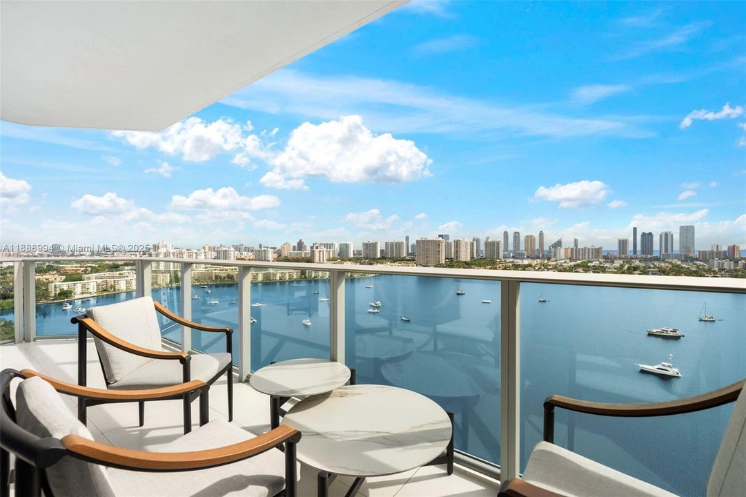 合同活跃: $2,099,000 (3 贝兹, 3 浴室, 2225 平方英尺)