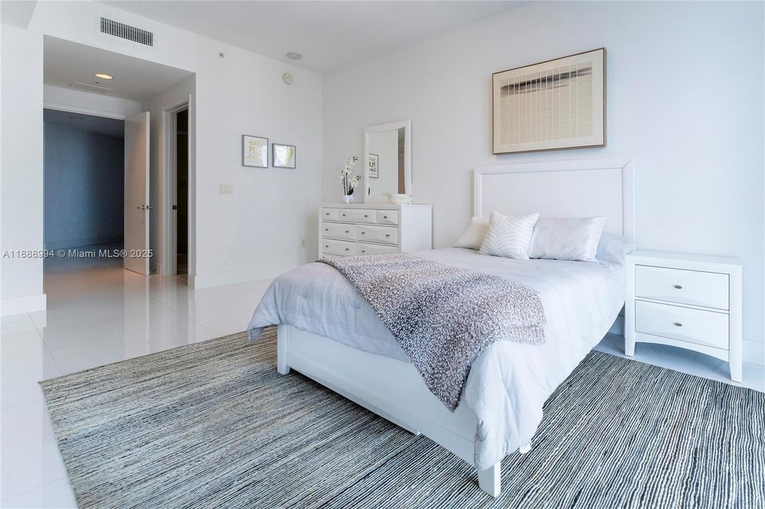 合同活跃: $2,099,000 (3 贝兹, 3 浴室, 2225 平方英尺)