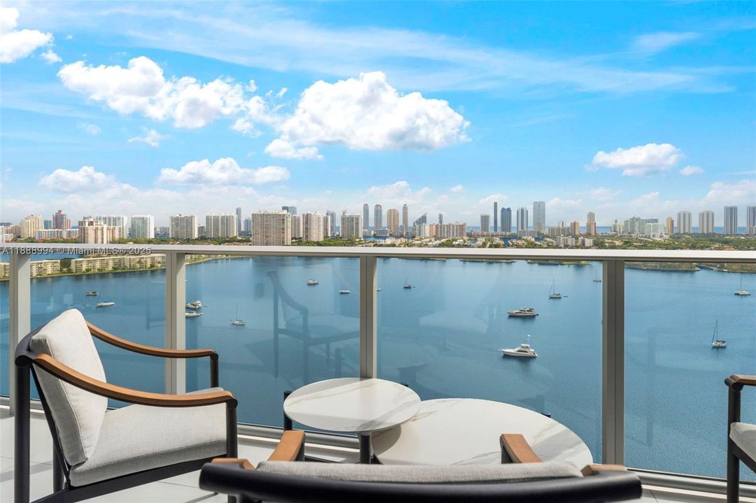 合同活跃: $2,099,000 (3 贝兹, 3 浴室, 2225 平方英尺)