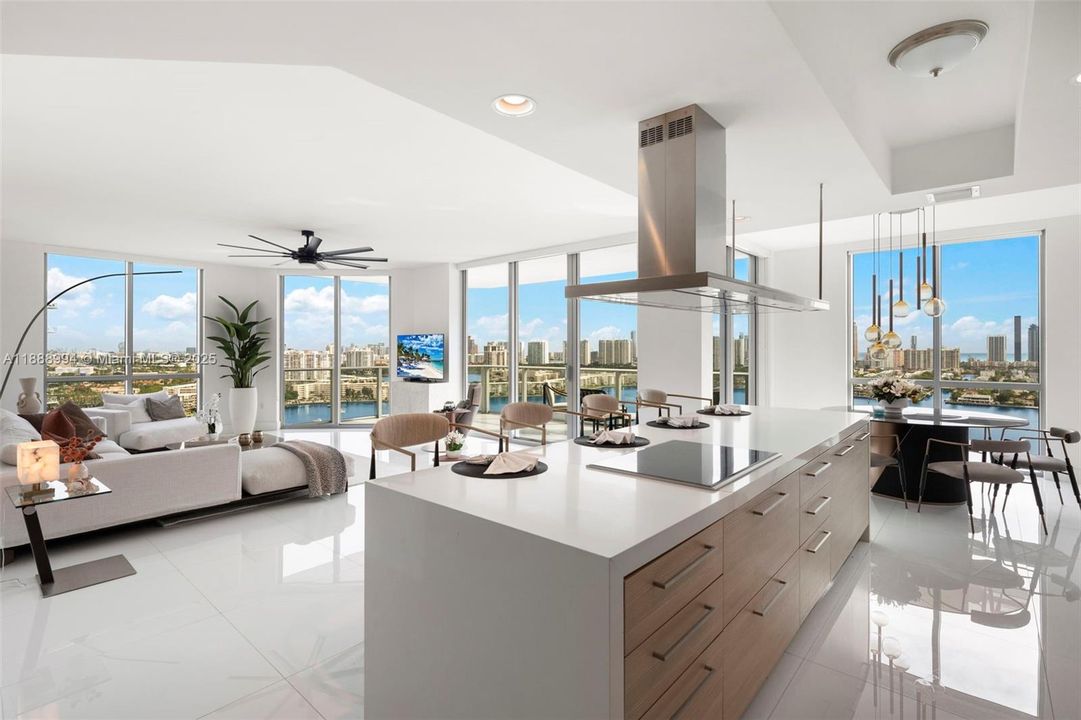 合同活跃: $2,099,000 (3 贝兹, 3 浴室, 2225 平方英尺)