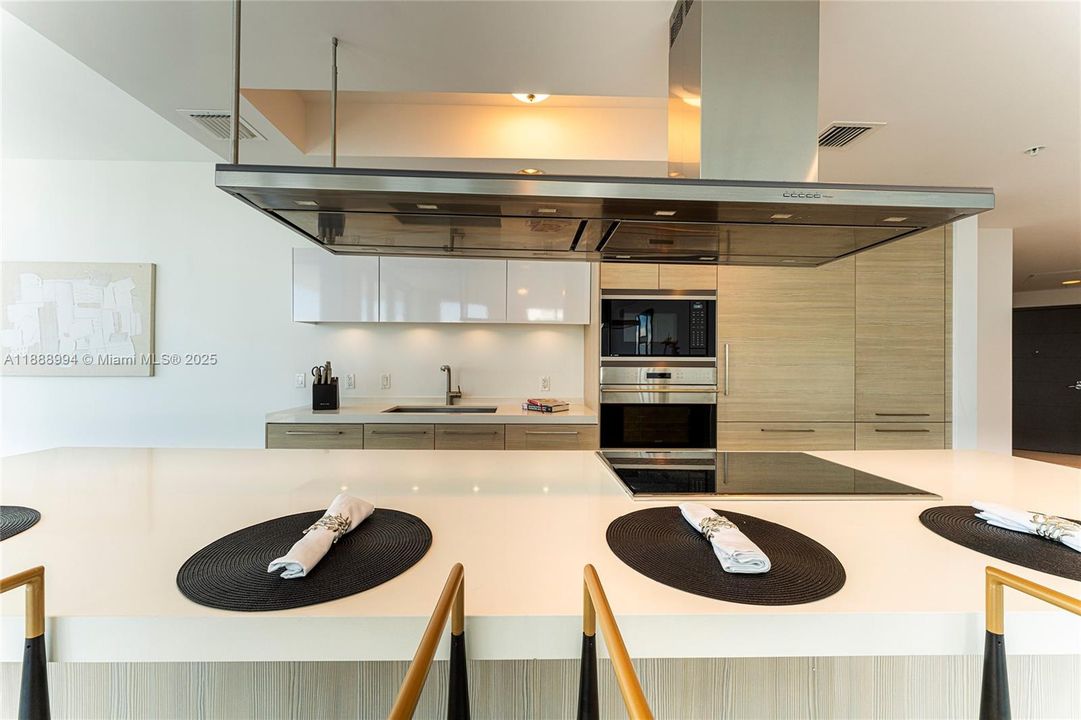 合同活跃: $2,099,000 (3 贝兹, 3 浴室, 2225 平方英尺)