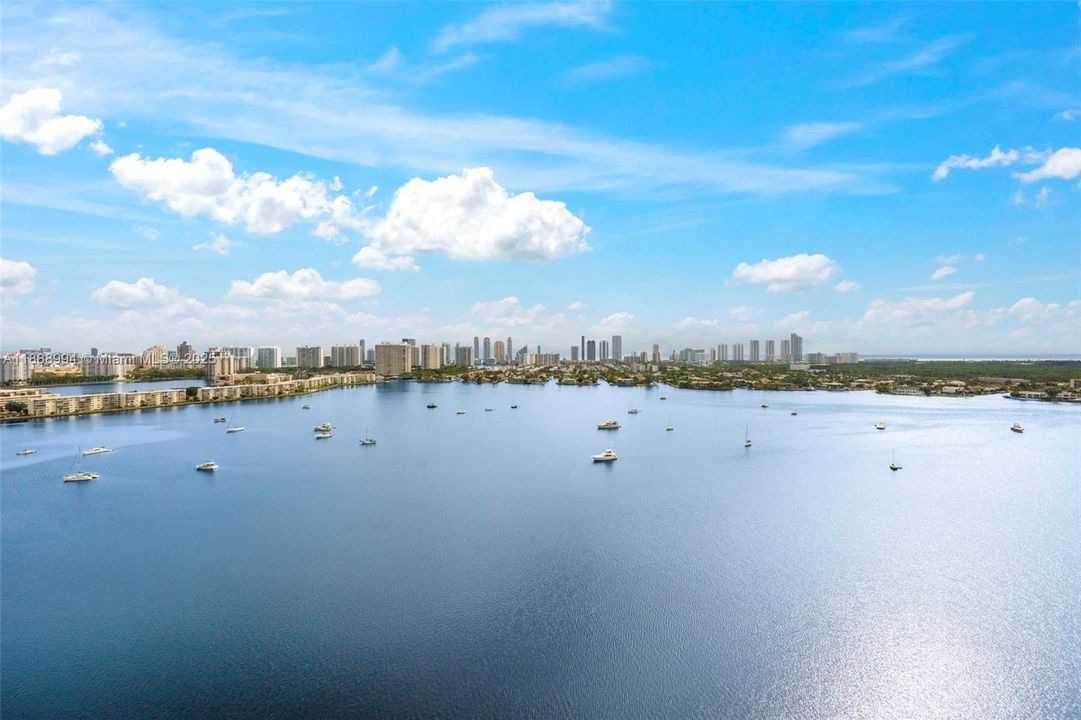 合同活跃: $2,099,000 (3 贝兹, 3 浴室, 2225 平方英尺)