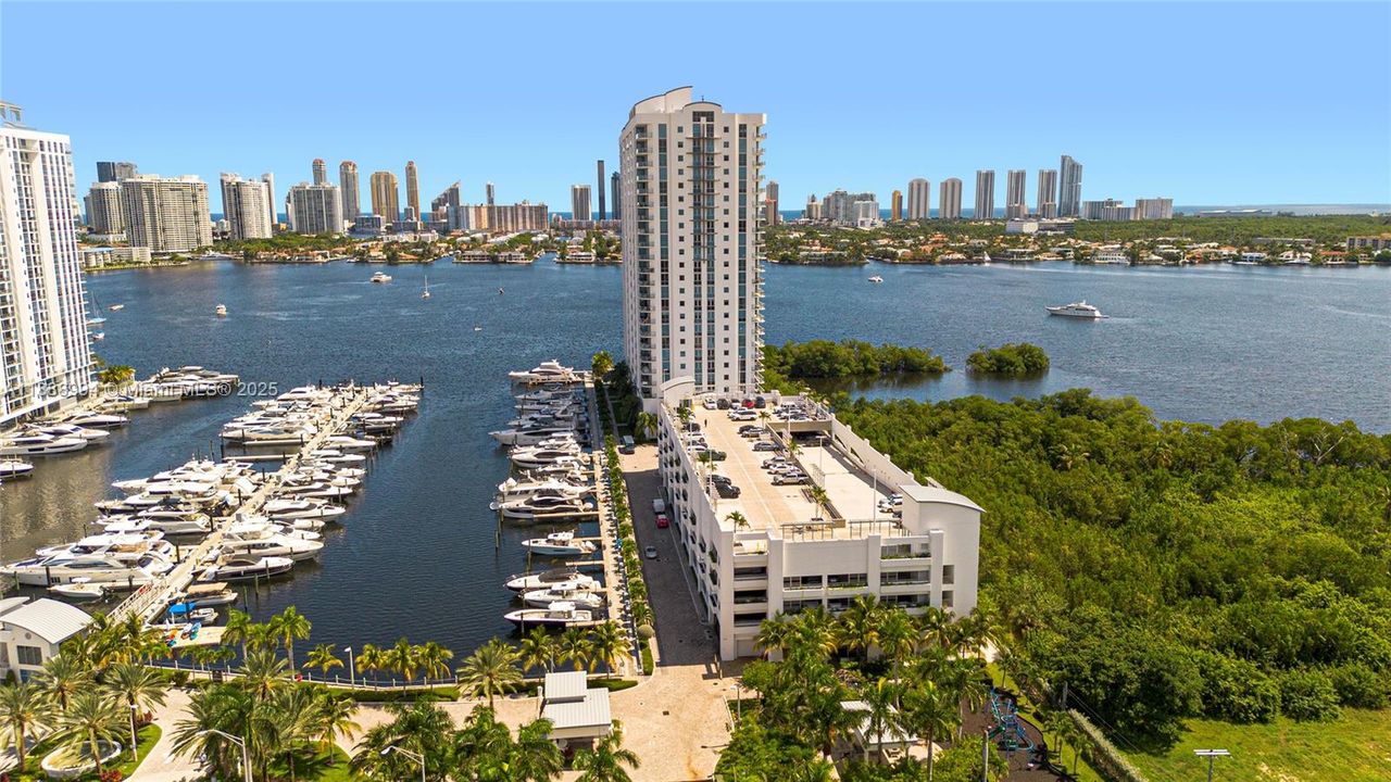 合同活跃: $2,099,000 (3 贝兹, 3 浴室, 2225 平方英尺)