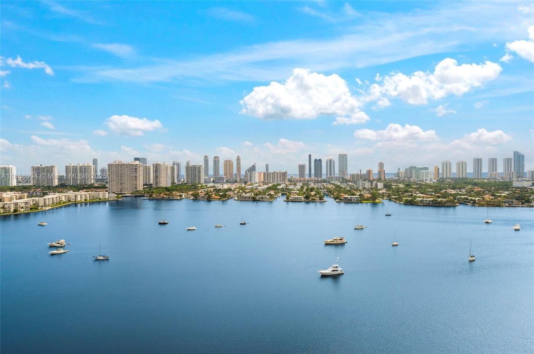 合同活跃: $2,099,000 (3 贝兹, 3 浴室, 2225 平方英尺)