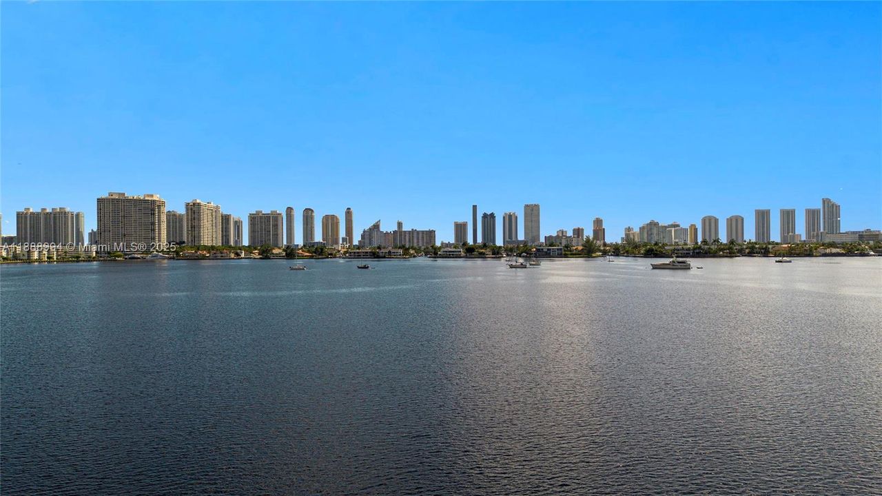 合同活跃: $2,099,000 (3 贝兹, 3 浴室, 2225 平方英尺)