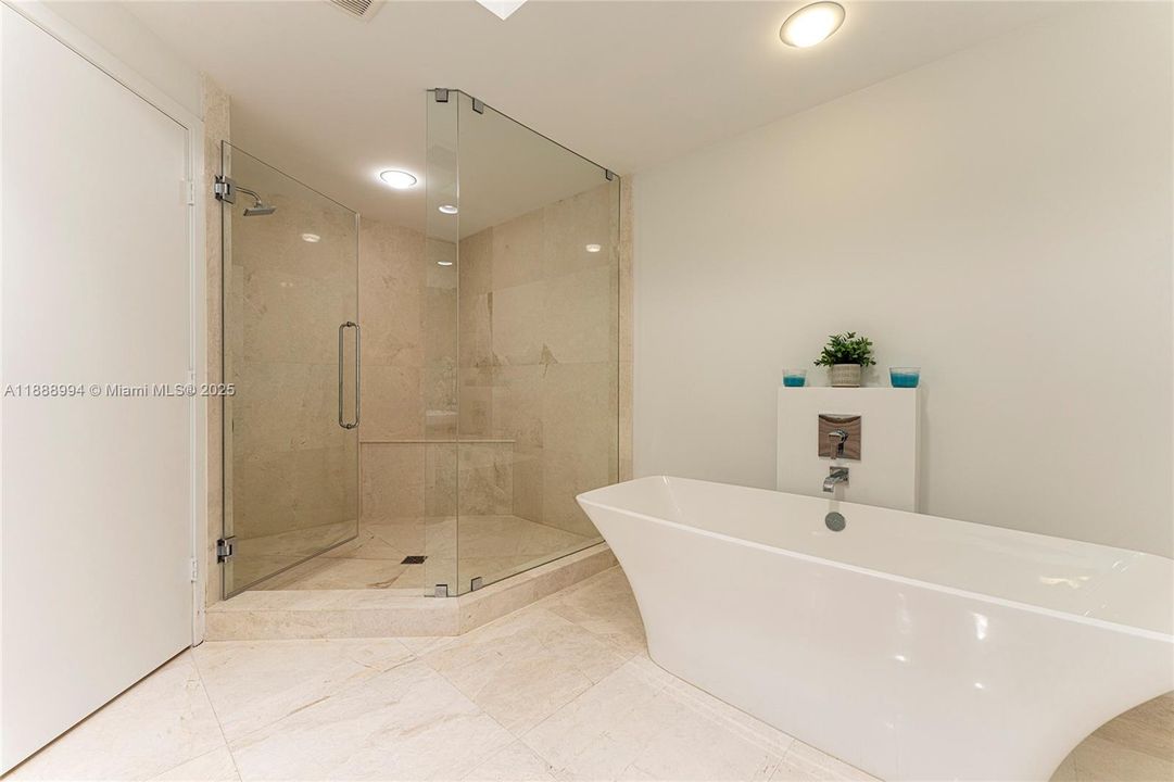 合同活跃: $2,099,000 (3 贝兹, 3 浴室, 2225 平方英尺)