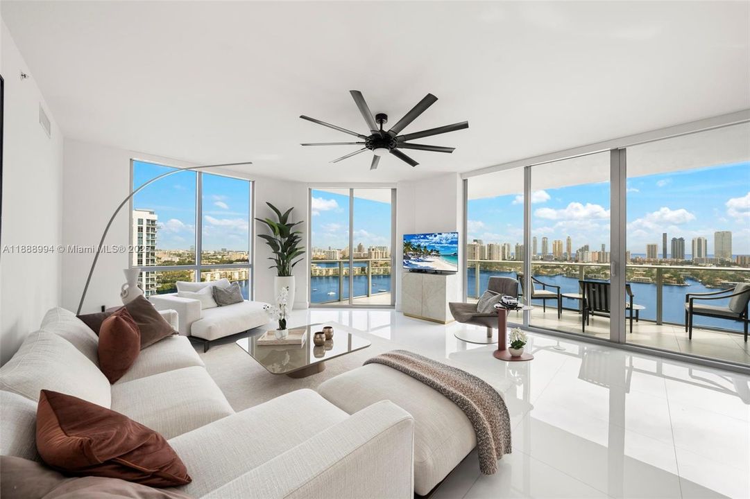 合同活跃: $2,099,000 (3 贝兹, 3 浴室, 2225 平方英尺)