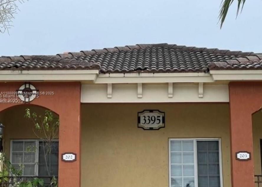 Active With Contract: $2,000 (3 beds, 2 baths, 1196 Square Feet)