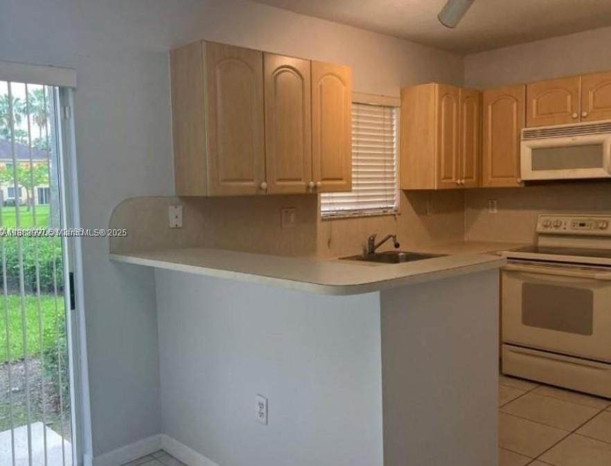 Active With Contract: $2,000 (3 beds, 2 baths, 1196 Square Feet)