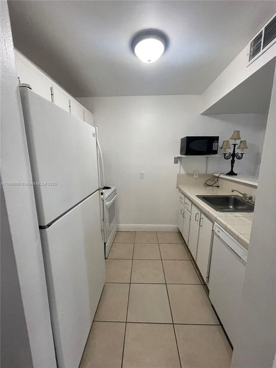 Active With Contract: $1,400 (1 beds, 1 baths, 543 Square Feet)