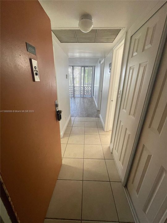 Active With Contract: $1,400 (1 beds, 1 baths, 543 Square Feet)