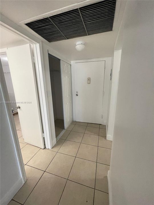 Active With Contract: $1,400 (1 beds, 1 baths, 543 Square Feet)