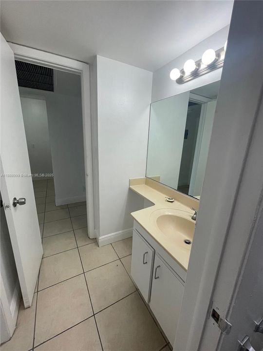 Active With Contract: $1,400 (1 beds, 1 baths, 543 Square Feet)