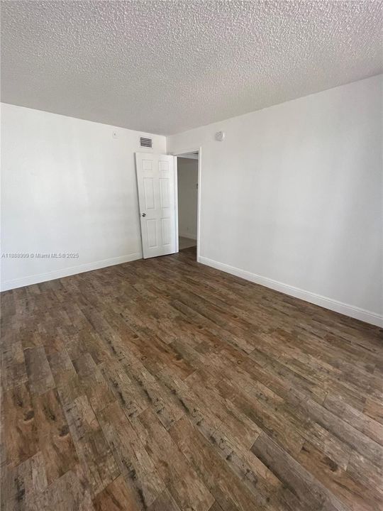 Active With Contract: $1,400 (1 beds, 1 baths, 543 Square Feet)