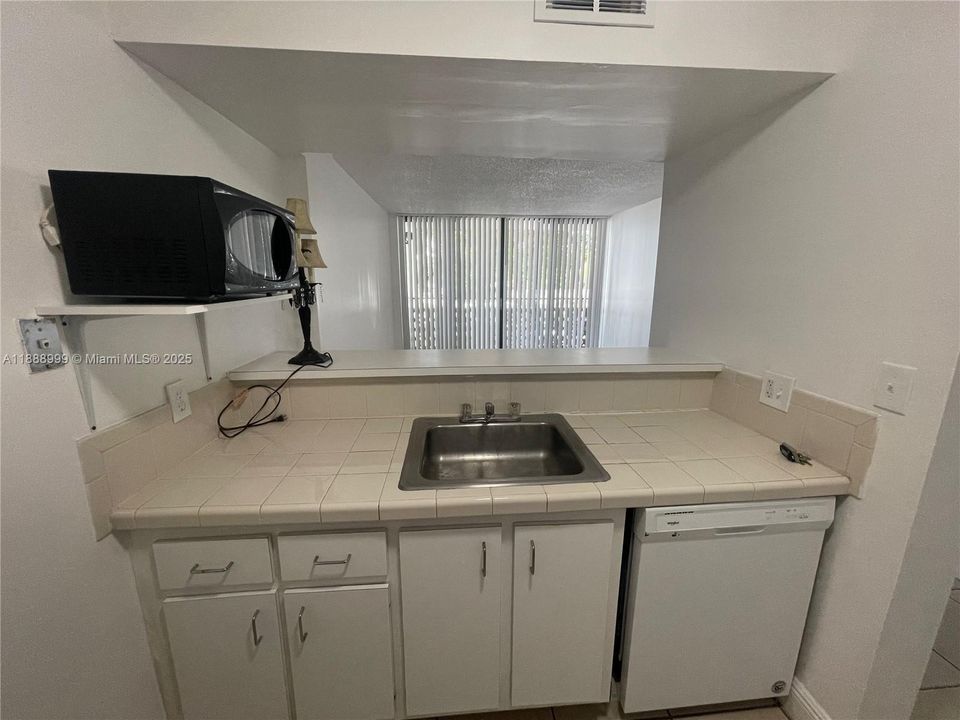 Active With Contract: $1,400 (1 beds, 1 baths, 543 Square Feet)