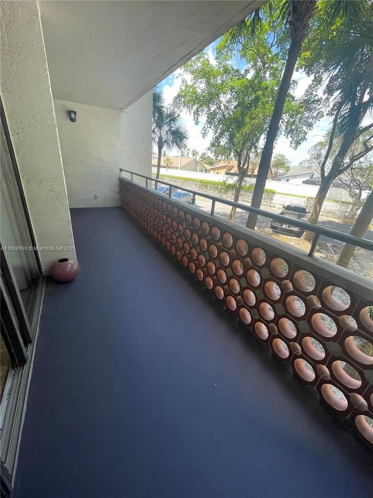 Active With Contract: $1,400 (1 beds, 1 baths, 543 Square Feet)