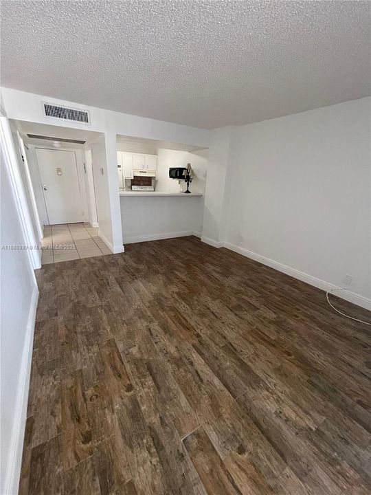 Active With Contract: $1,400 (1 beds, 1 baths, 543 Square Feet)