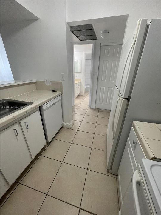 Active With Contract: $1,400 (1 beds, 1 baths, 543 Square Feet)