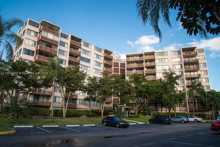 Active With Contract: $1,400 (1 beds, 1 baths, 543 Square Feet)