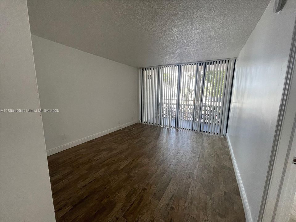 Active With Contract: $1,400 (1 beds, 1 baths, 543 Square Feet)