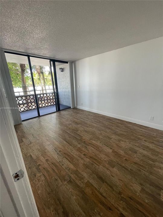 Active With Contract: $1,400 (1 beds, 1 baths, 543 Square Feet)