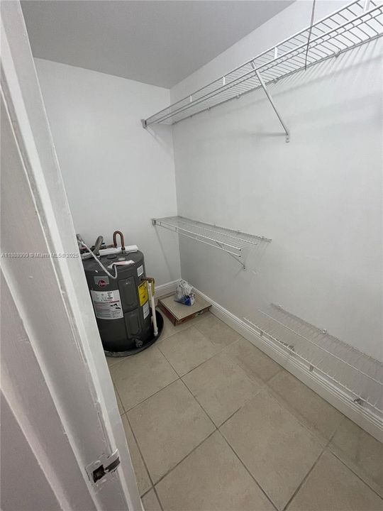 Active With Contract: $1,400 (1 beds, 1 baths, 543 Square Feet)