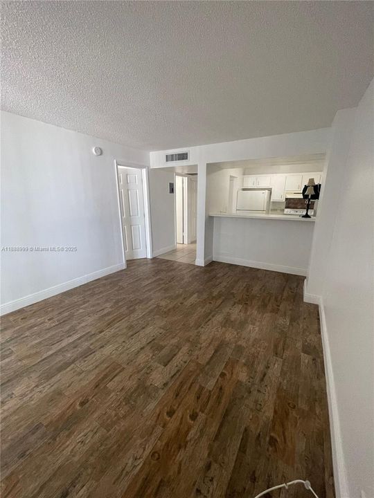 Active With Contract: $1,400 (1 beds, 1 baths, 543 Square Feet)